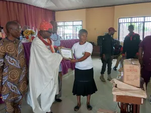 Odion of Emevor HRH Dr John-Holt Ologho presenting starter packs to indigenes