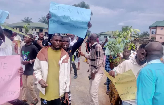 Indigenes protest alleged marginalization in appointment of Registrar in College of Physical Education, Mosogar