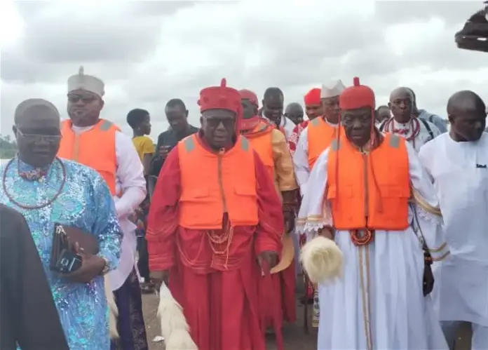 Urhobo kings, UPU visit Okuama, donates relief materials